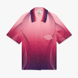 Auberginefarbenes Seidenhemd mit kubanischem Kragen und kurzen Shorts