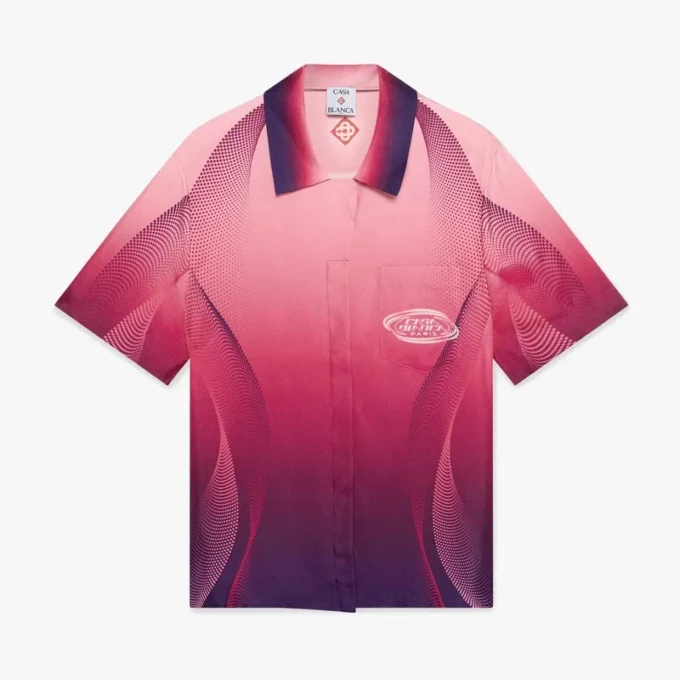 Auberginefarbenes Seidenhemd mit kubanischem Kragen und kurzen Shorts Auberginefarbenes Seidenhemd mit kubanischem Kragen und kurzen Shorts