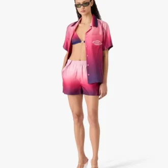 Auberginefarbenes Seidenhemd mit kubanischem Kragen und kurzen Shorts