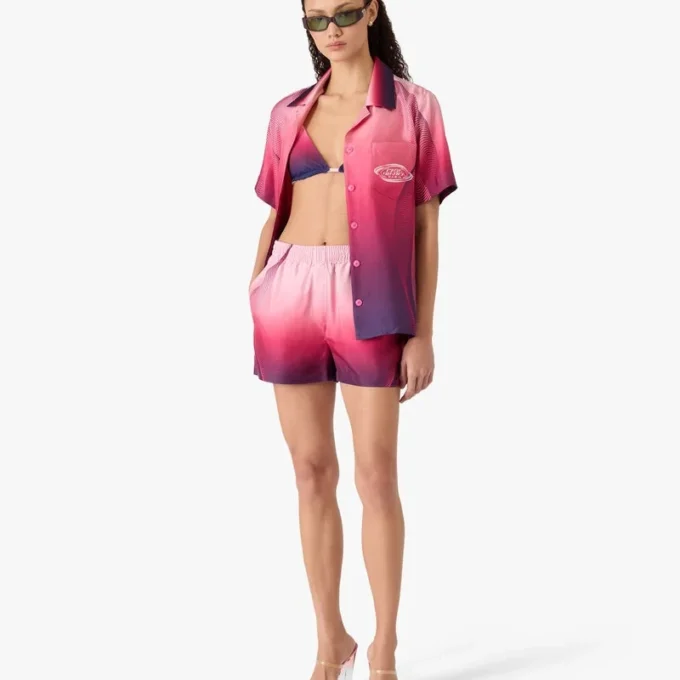 Auberginefarbenes Seidenhemd mit kubanischem Kragen und kurzen Shorts Auberginefarbenes Seidenhemd mit kubanischem Kragen und kurzen Shorts