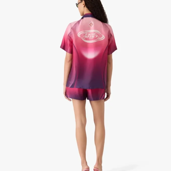 Auberginefarbenes Seidenhemd mit kubanischem Kragen und kurzen Shorts Auberginefarbenes Seidenhemd mit kubanischem Kragen und kurzen Shorts