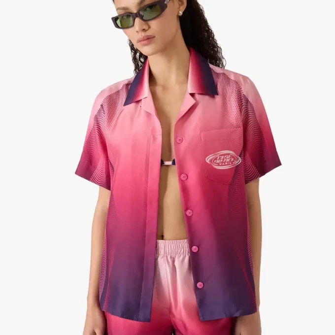 Auberginefarbenes Seidenhemd mit kubanischem Kragen und kurzen Shorts Auberginefarbenes Seidenhemd mit kubanischem Kragen und kurzen Shorts