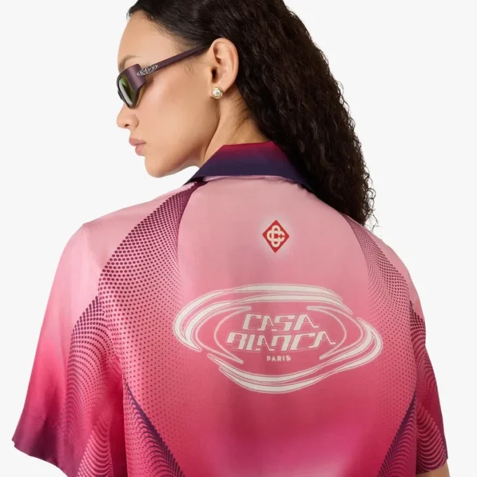 Auberginefarbenes Seidenhemd mit kubanischem Kragen und kurzen Shorts Auberginefarbenes Seidenhemd mit kubanischem Kragen und kurzen Shorts