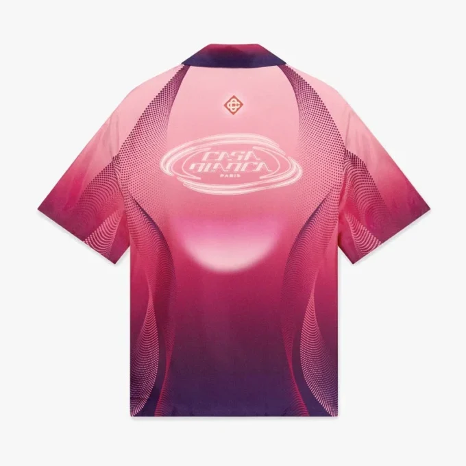 Auberginefarbenes Seidenhemd mit kubanischem Kragen und kurzen Shorts Auberginefarbenes Seidenhemd mit kubanischem Kragen und kurzen Shorts