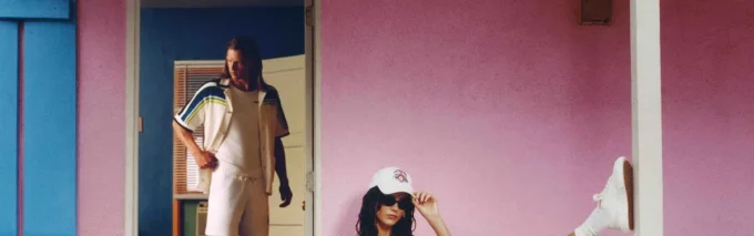 Badeanzug mit wellenförmigem Monogramm