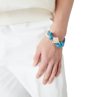 Blaues Perlenarmband mit Knoten