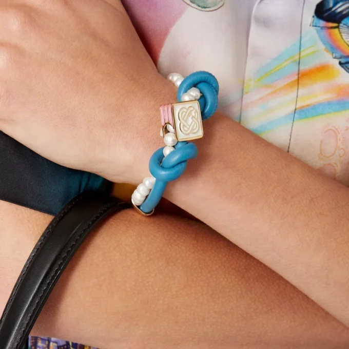 Blaues Perlenarmband mit Knoten