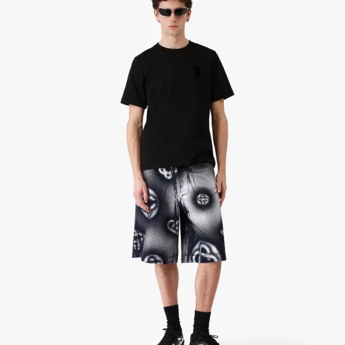 Denim-Shorts mit perlmuttfarbenem Monogramm