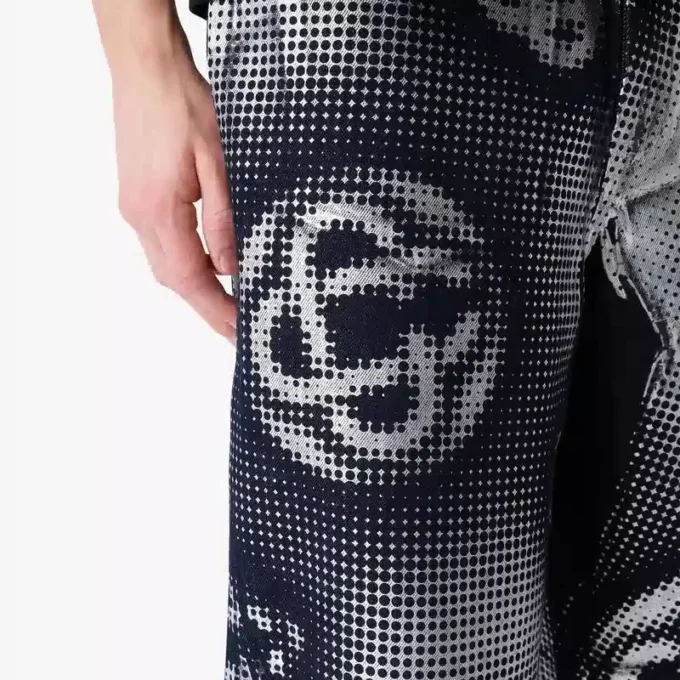 Denim-Shorts mit perlmuttfarbenem Monogramm