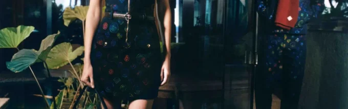 Blaue Ledertasche mit Logo