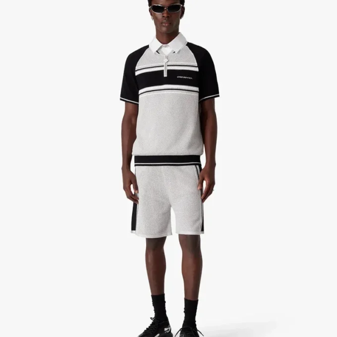 Kurzärmeliges Poloshirt mit Reißverschluss und metallischen Mesh-Streifen auf den Shorts