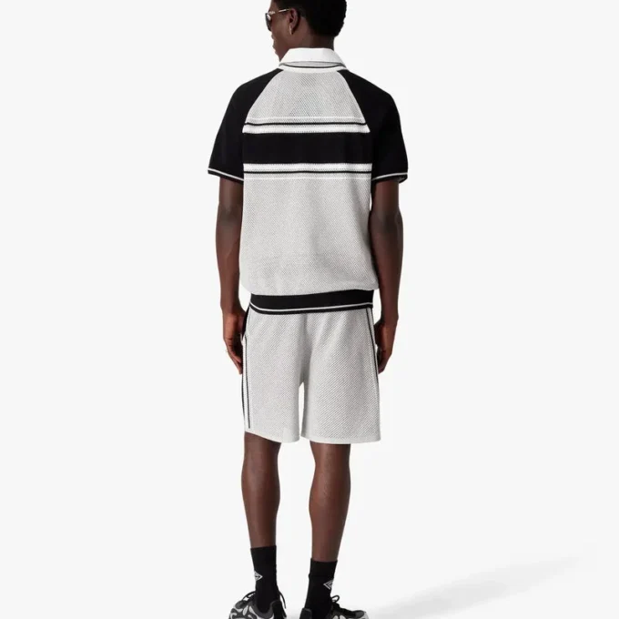 Kurzärmeliges Poloshirt mit Reißverschluss und metallischen Mesh-Streifen auf den Shorts