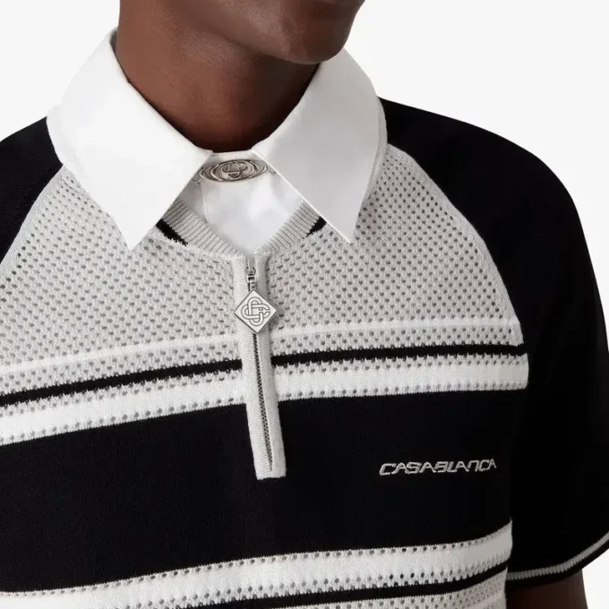 Kurzärmeliges Poloshirt mit Reißverschluss und metallischen Mesh-Streifen auf den Shorts