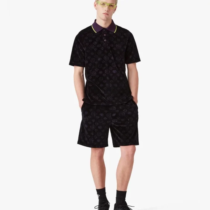 Lila Velours-Shorts mit Monogramm