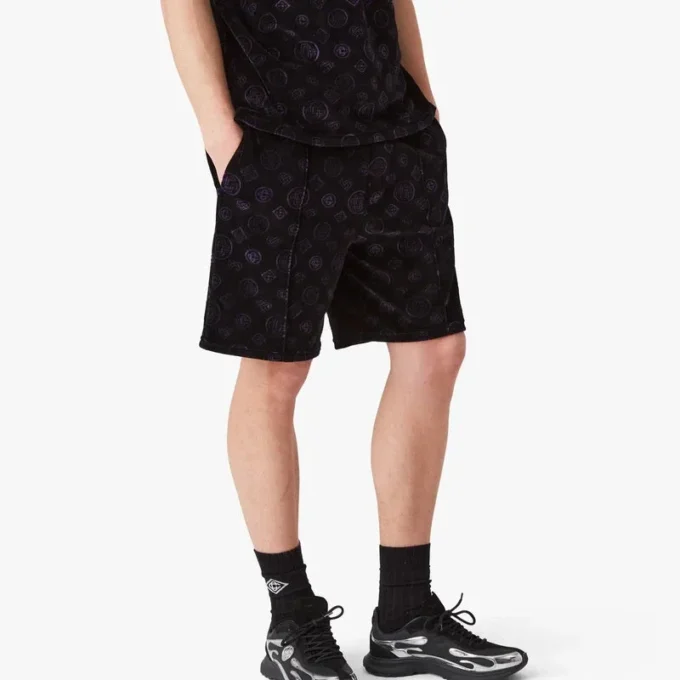 Lila Velours-Shorts mit Monogramm