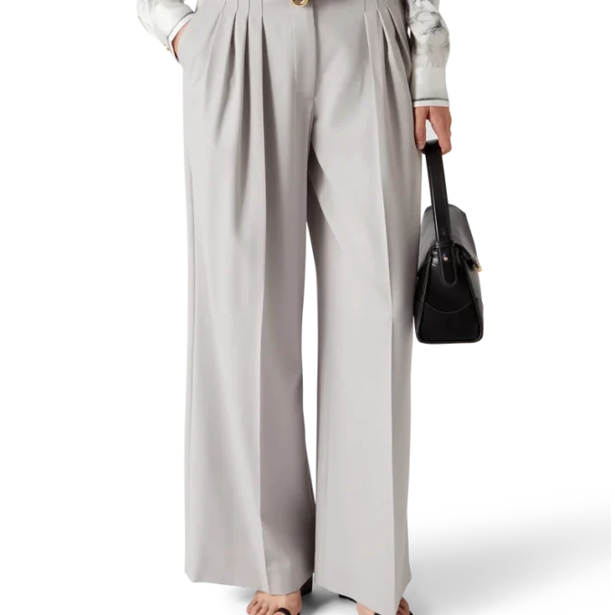 Maßgeschneiderte Hose aus Wolle mit dreifacher Falte Maßgeschneiderte Hose aus Wolle mit dreifacher Falte