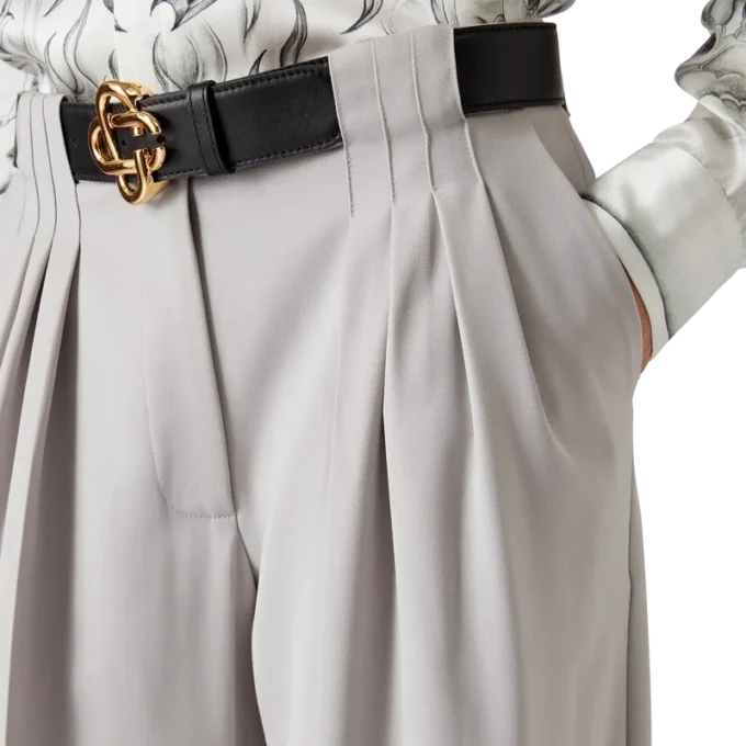 Maßgeschneiderte Hose aus Wolle mit dreifacher Falte Maßgeschneiderte Hose aus Wolle mit dreifacher Falte