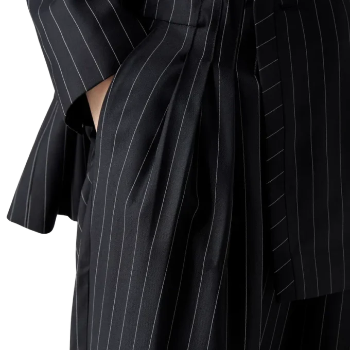 Maßgeschneiderte Hose aus Wolle mit Nadelstreifen und dreifacher Falte