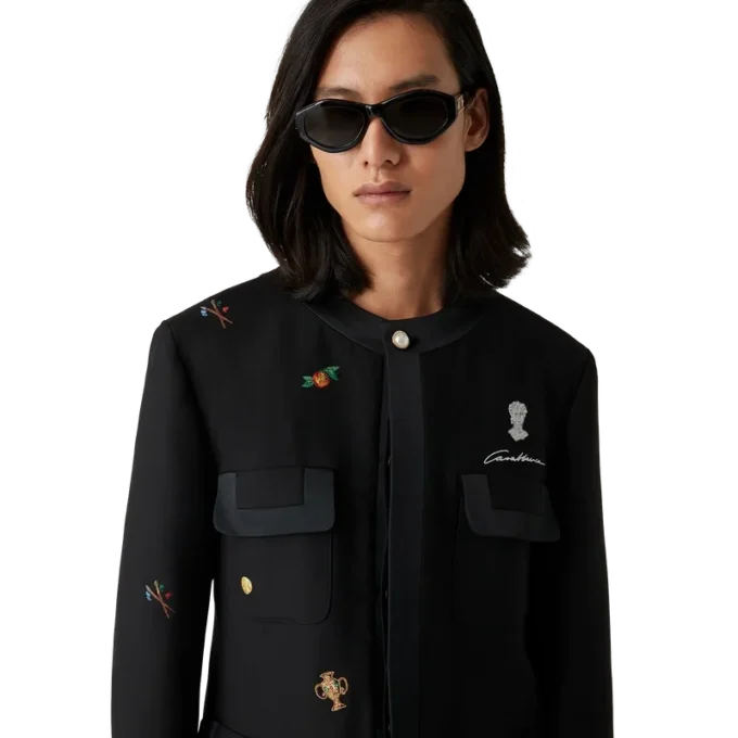 Maßgeschneiderte Jacke aus Wolle mit gesticktem Motiv