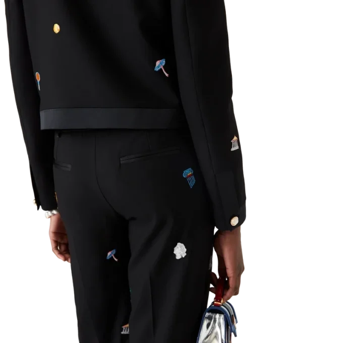 Maßgeschneiderte Wollhose mit gesticktem Motiv Maßgeschneiderte Wollhose mit gesticktem Motiv