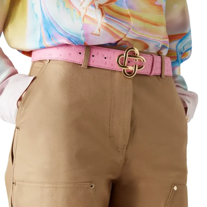 Rosa Gürtel mit geprägtem CC-Logo