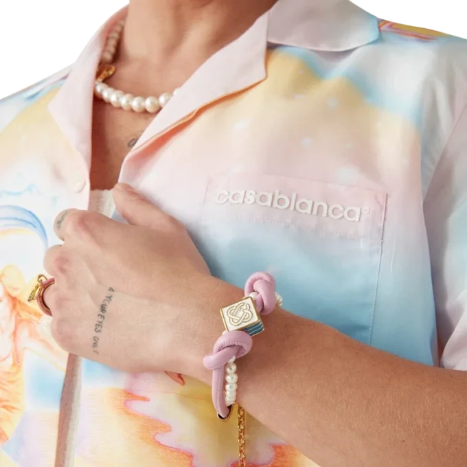 Rosa Perlenarmband mit Knoten