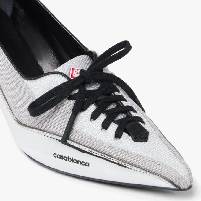 Sneaker-Pumps mit Absatz aus silbernem Leder