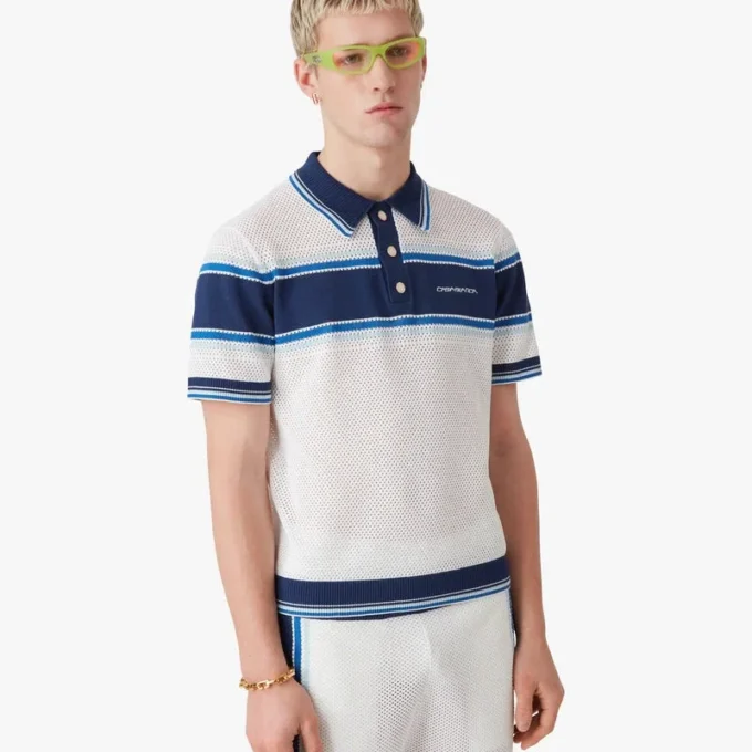 Weiß-blau gestreiftes Mesh-Poloshirt mit kurzen Shorts