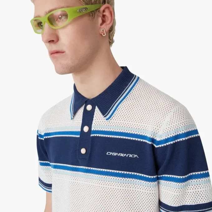Weiß-blau gestreiftes Mesh-Poloshirt mit kurzen Shorts