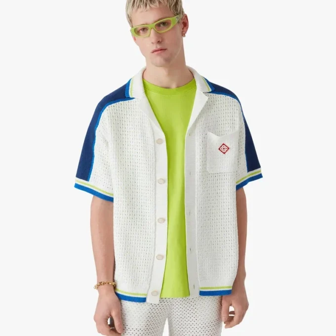 Weiß-blaues Kurzarm-Shorts-Häkelhemd Weiß-blaues Kurzarm-Shorts-Häkelhemd