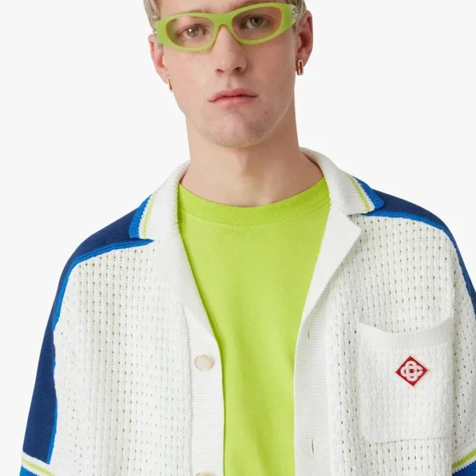 Weiß-blaues Kurzarm-Shorts-Häkelhemd Weiß-blaues Kurzarm-Shorts-Häkelhemd