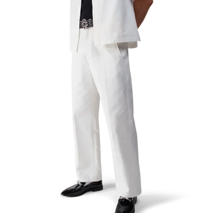 Weiße Chino-Hose mit Monogramm Weiße Chino-Hose mit Monogramm