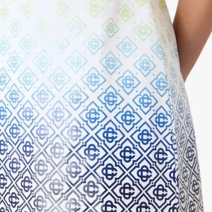 Weißes T-Shirt-Kleid mit Monogramm in Farbverlauf