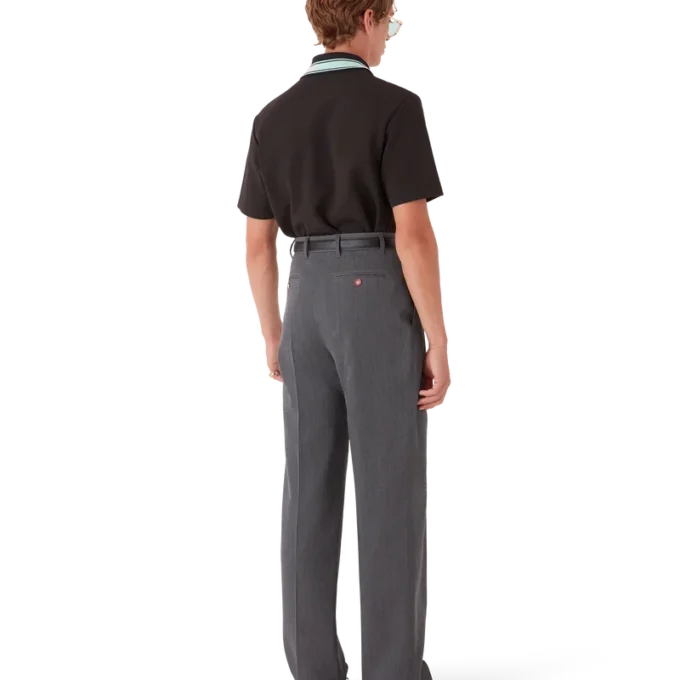 Wollhose mit Gürtelschlaufen an den Hosenbeinen Wollhose mit Gürtelschlaufen an den Hosenbeinen