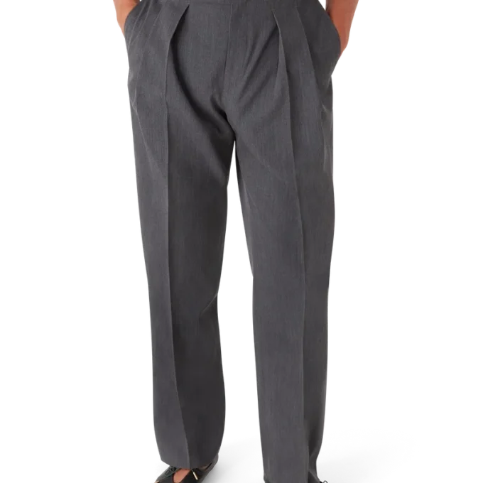 Wollhose mit Gürtelschlaufen an den Hosenbeinen Wollhose mit Gürtelschlaufen an den Hosenbeinen