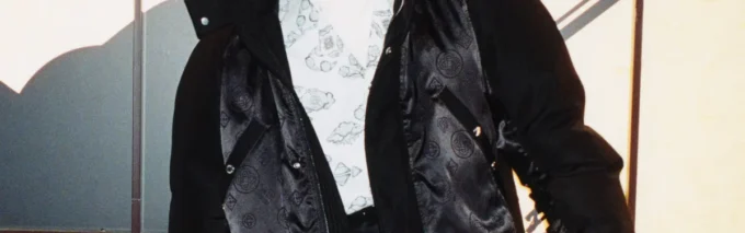 Wollhose mit Gürtelschlaufen an den Hosenbeinen Wollhose mit Gürtelschlaufen an den Hosenbeinen